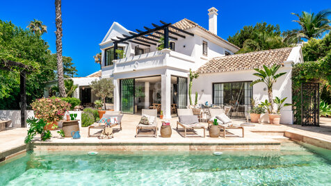 Andalusian Villa steps to the beach in Marbesa