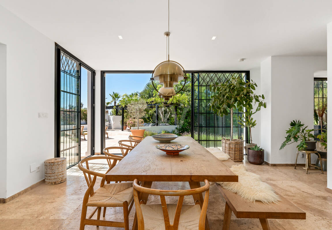 Andalusian Villa steps to the beach in Marbesa