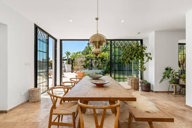 Andalusian Villa steps to the beach in Marbesa