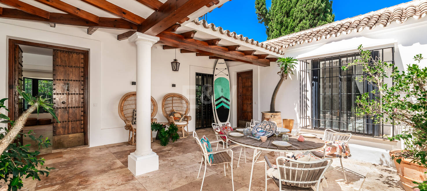 Andalusian Villa steps to the beach in Marbesa