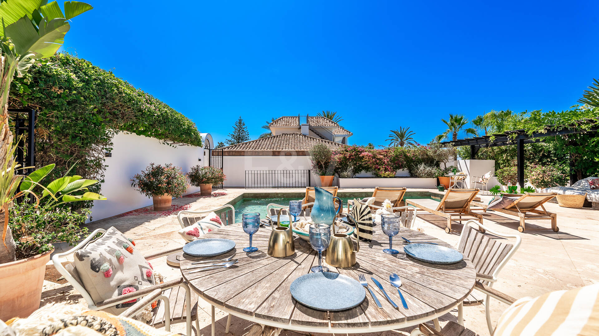 Andalusian Villa steps to the beach in Marbesa