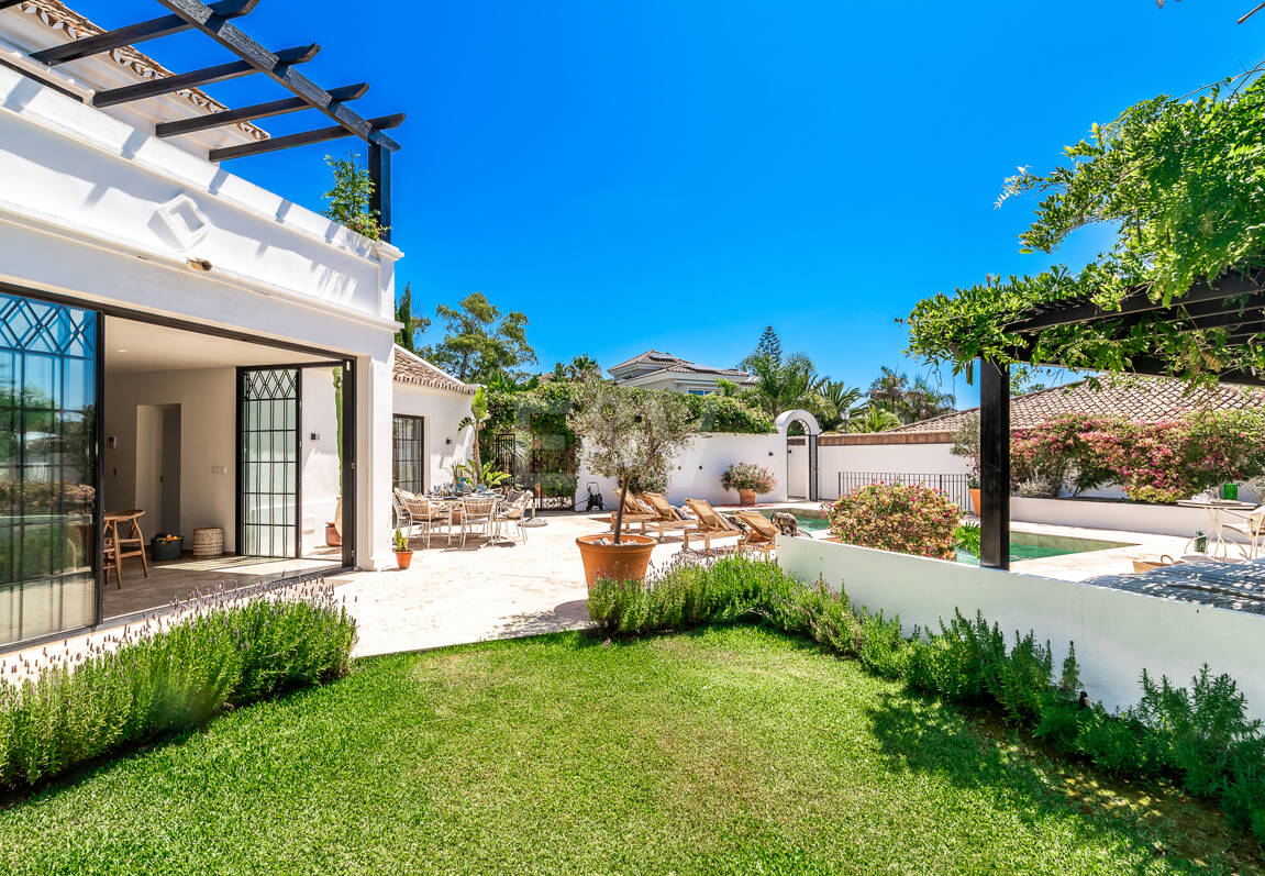 Andalusian Villa steps to the beach in Marbesa