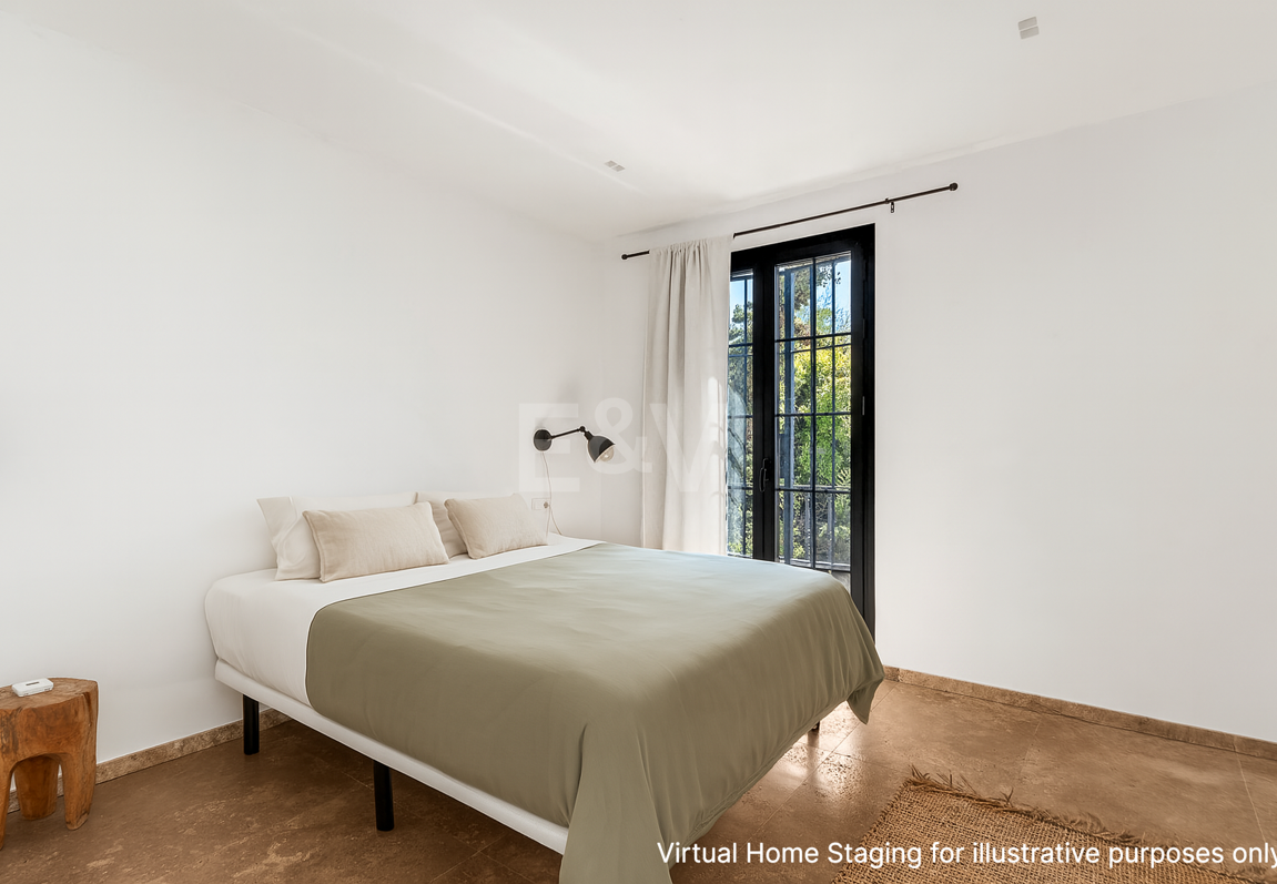 Andalusian Villa steps to the beach in Marbesa