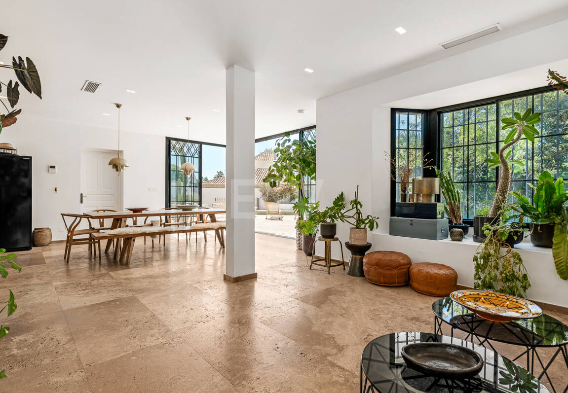 Andalusian Villa steps to the beach in Marbesa