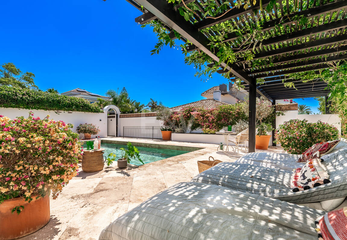 Andalusian Villa steps to the beach in Marbesa