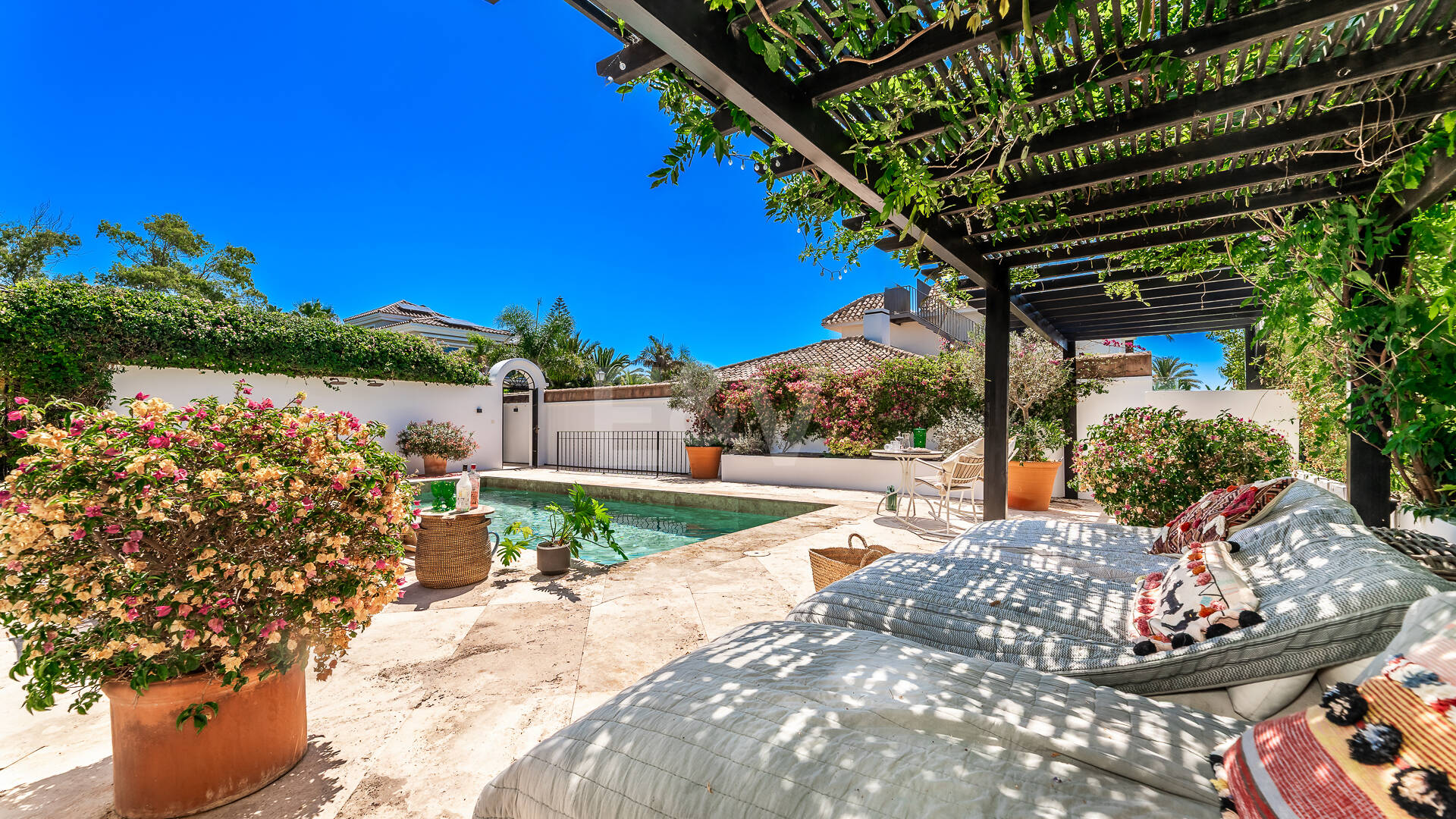 Andalusian Villa steps to the beach in Marbesa