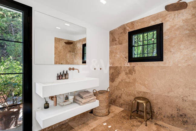 Andalusian Villa steps to the beach in Marbesa