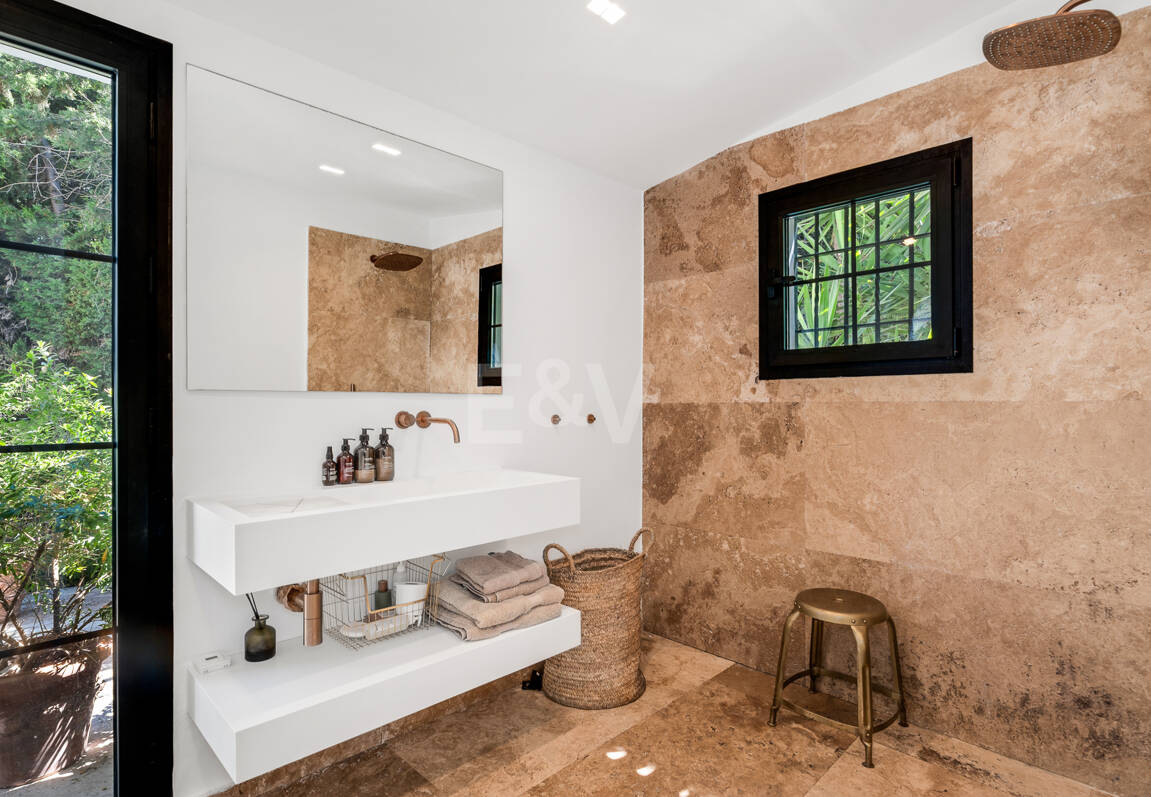 Andalusian Villa steps to the beach in Marbesa