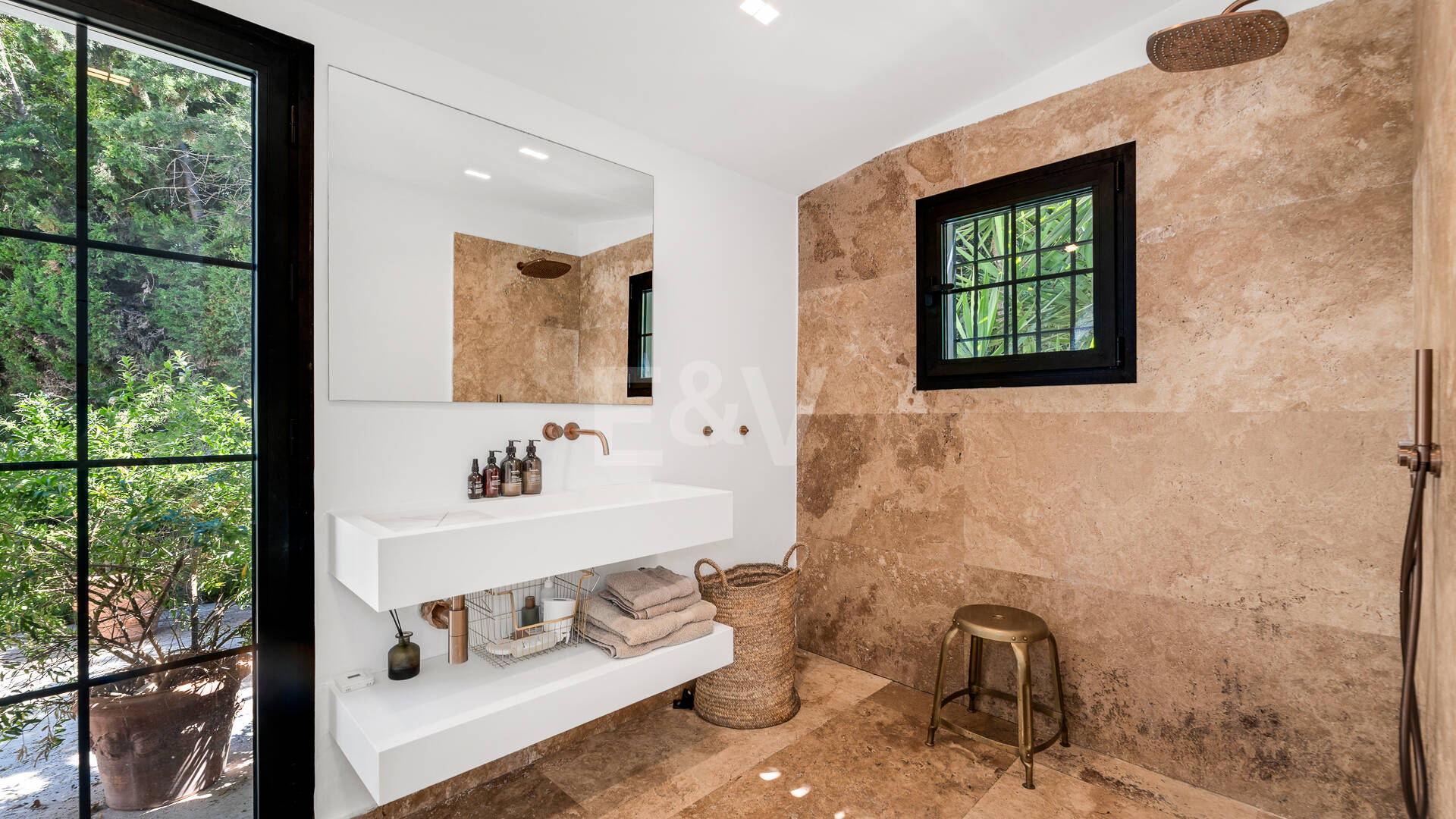 Andalusian Villa steps to the beach in Marbesa