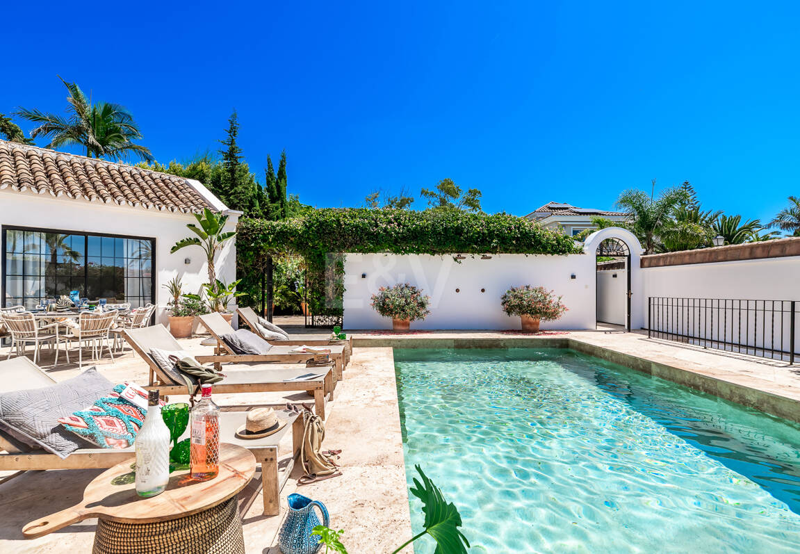 Andalusian Villa steps to the beach in Marbesa
