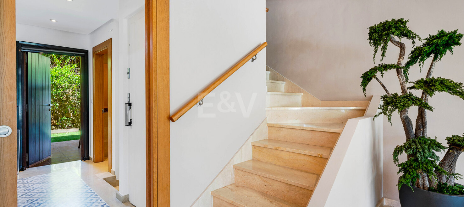 Rymliga Townhouse med Rooftop Terrace och Mountain Views