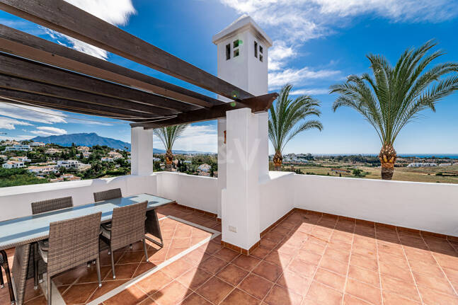 Élégante maison mitoyenne d'angle avec vue panoramique sur la mer et jardin privé