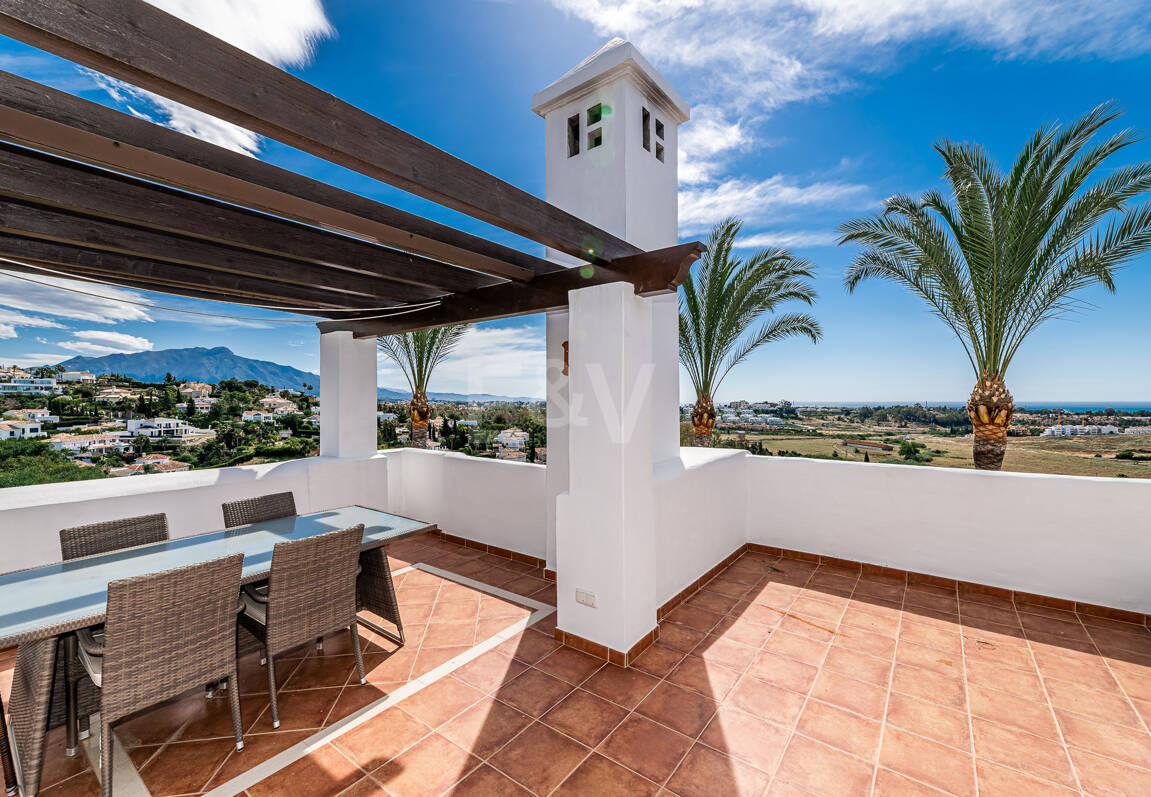 Élégante maison mitoyenne d'angle avec vue panoramique sur la mer et jardin privé