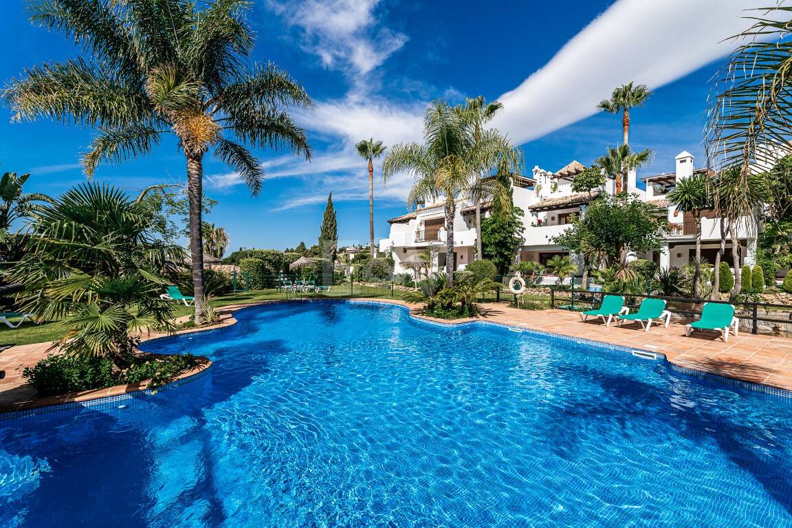 Élégante maison mitoyenne d'angle avec vue panoramique sur la mer et jardin privé