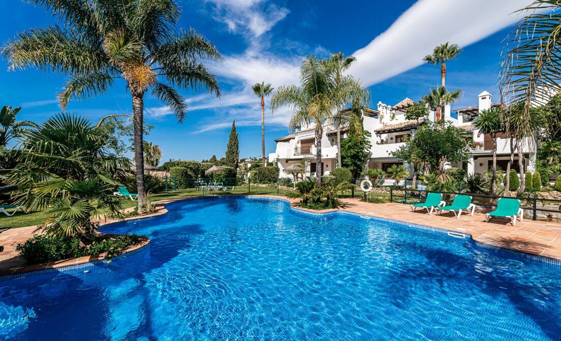 Corner Townhouse avec terrasses isolées et vue sur la mer captivante