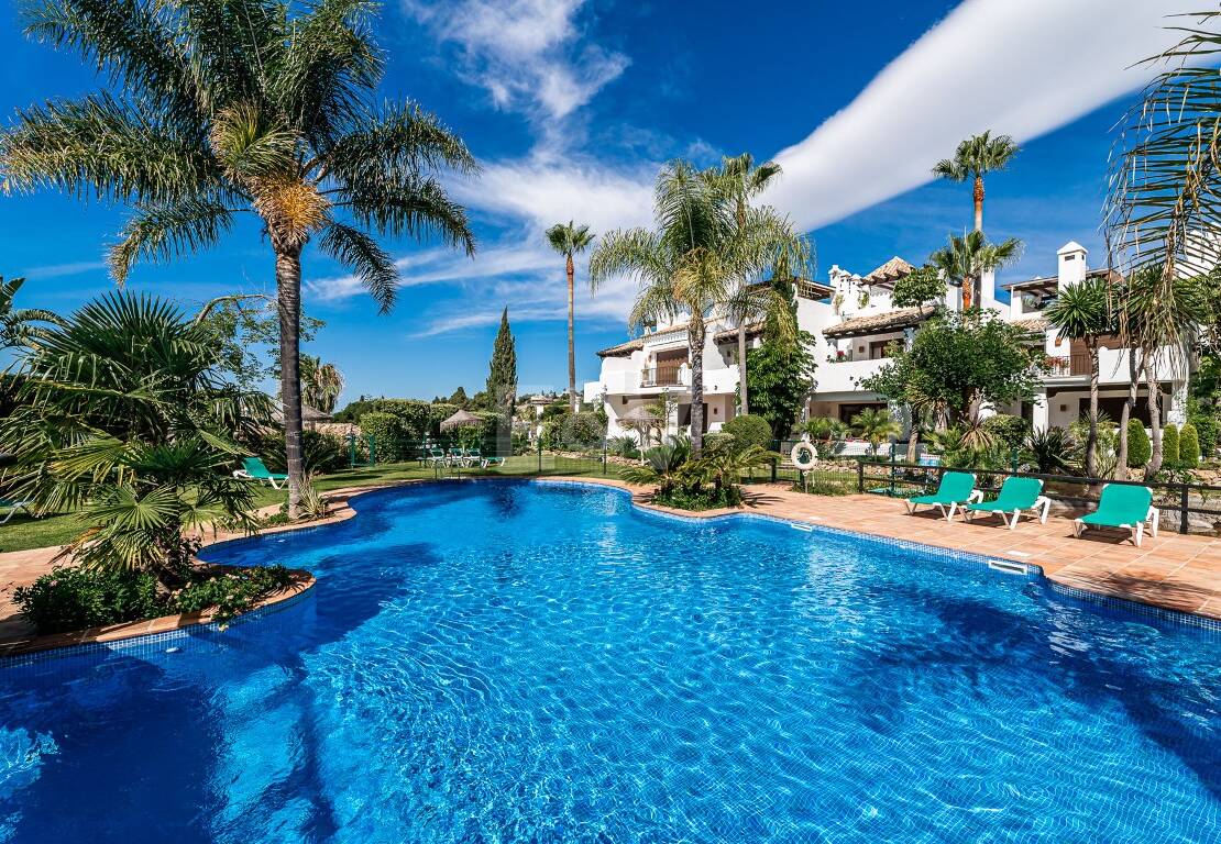 Élégante maison mitoyenne d'angle avec vue panoramique sur la mer et jardin privé