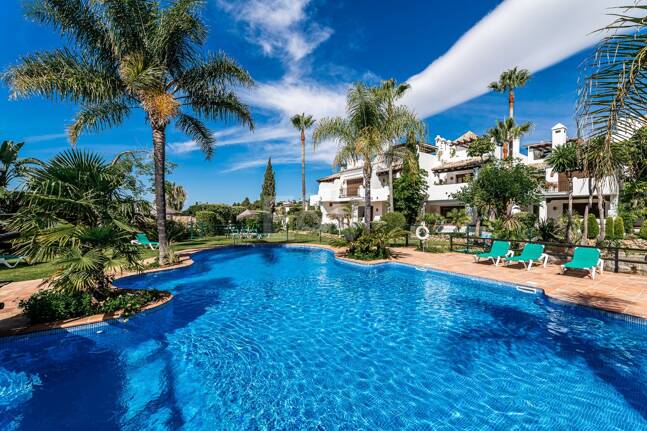 Élégante maison mitoyenne d'angle avec vue panoramique sur la mer et jardin privé