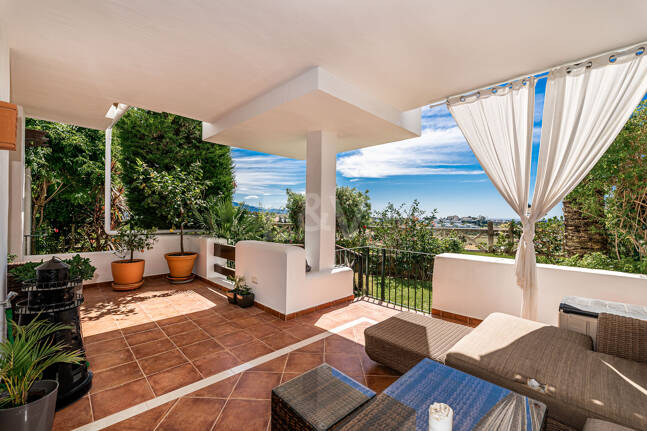 Élégante maison mitoyenne d'angle avec vue panoramique sur la mer et jardin privé