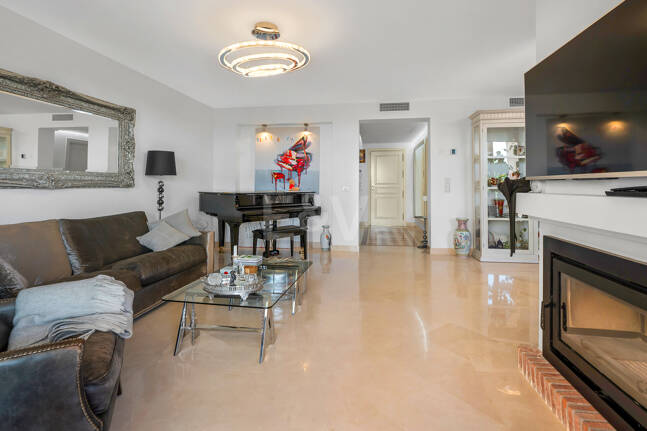 Élégante maison mitoyenne d'angle avec vue panoramique sur la mer et jardin privé