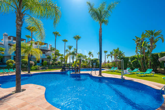 Élégante maison mitoyenne d'angle avec vue panoramique sur la mer et jardin privé