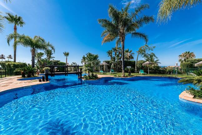 Élégante maison mitoyenne d'angle avec vue panoramique sur la mer et jardin privé