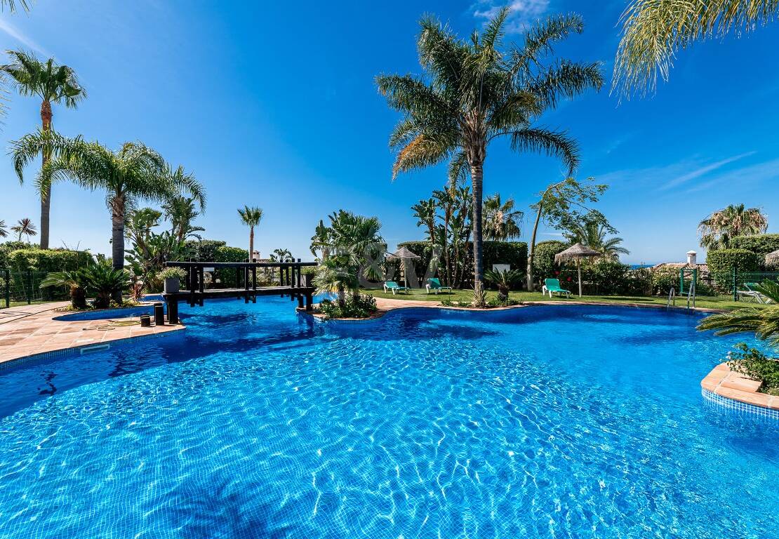 Élégante maison mitoyenne d'angle avec vue panoramique sur la mer et jardin privé