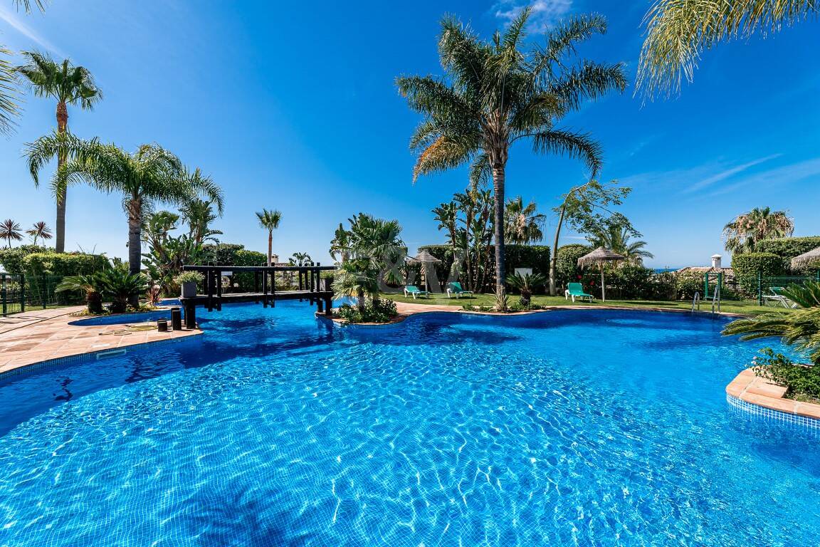 Élégante maison mitoyenne d'angle avec vue panoramique sur la mer et jardin privé