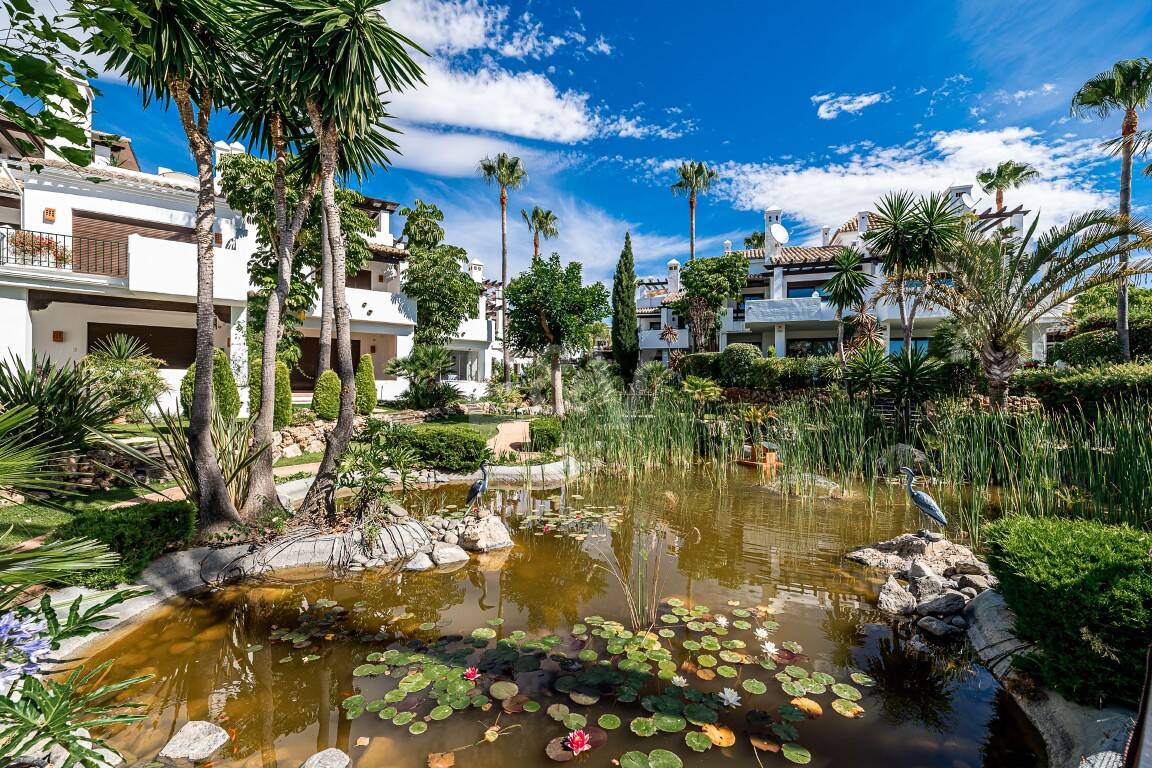 Élégante maison mitoyenne d'angle avec vue panoramique sur la mer et jardin privé