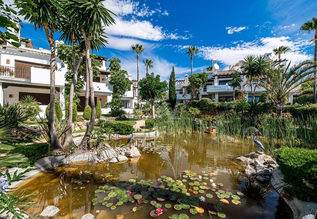 Élégante maison mitoyenne d'angle avec vue panoramique sur la mer et jardin privé