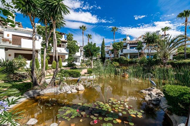 Élégante maison mitoyenne d'angle avec vue panoramique sur la mer et jardin privé
