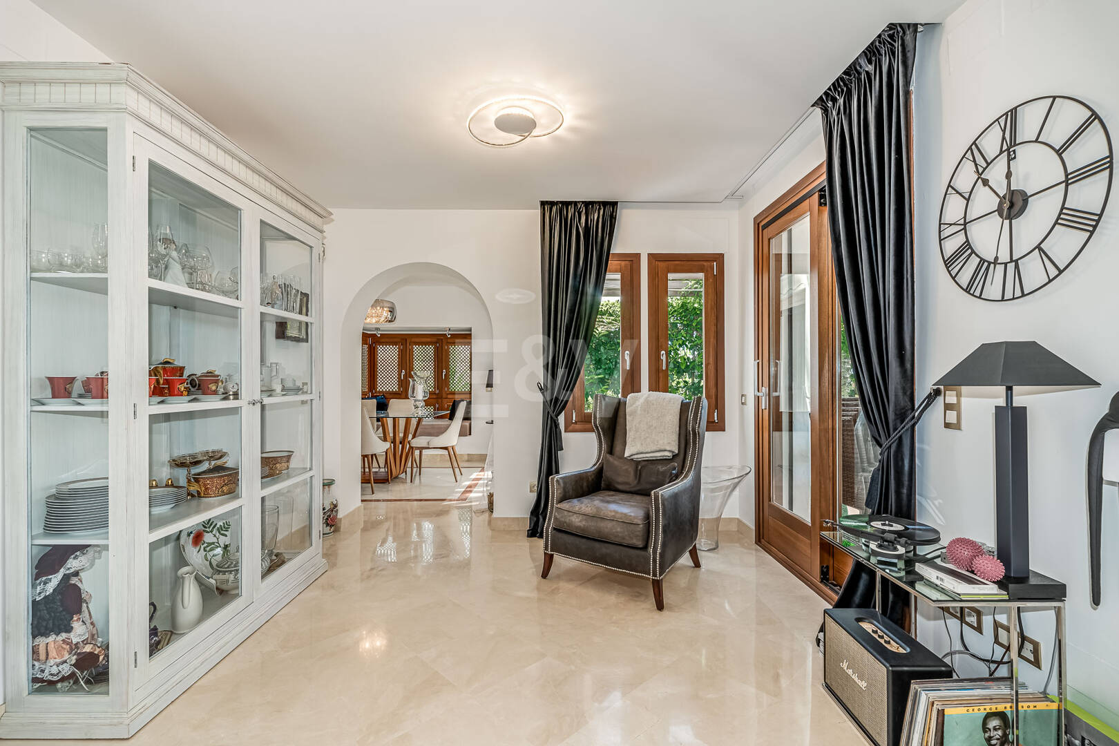 Élégante maison mitoyenne d'angle avec vue panoramique sur la mer et jardin privé