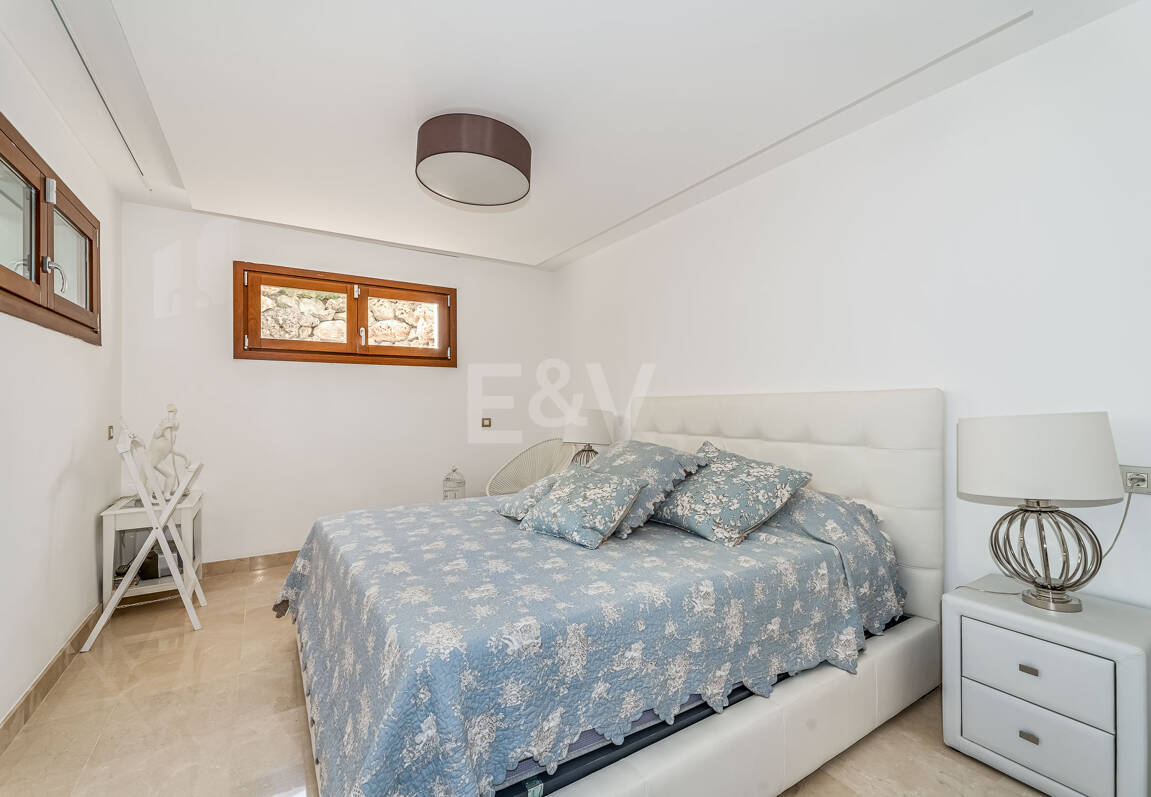 Élégante maison mitoyenne d'angle avec vue panoramique sur la mer et jardin privé