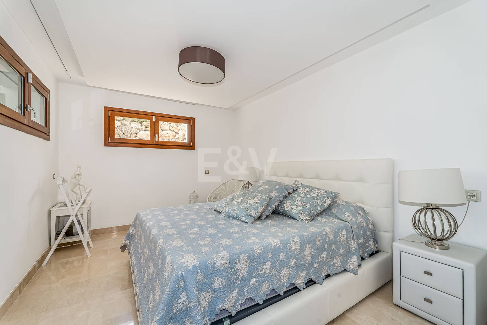 Élégante maison mitoyenne d'angle avec vue panoramique sur la mer et jardin privé