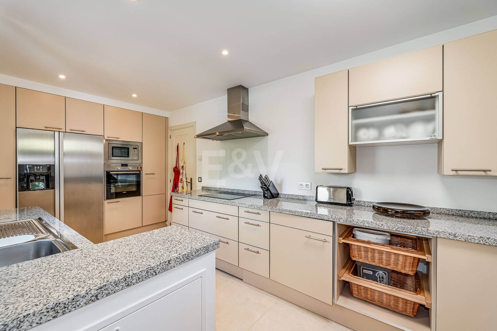 Élégante maison mitoyenne d'angle avec vue panoramique sur la mer et jardin privé