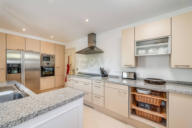 Élégante maison mitoyenne d'angle avec vue panoramique sur la mer et jardin privé