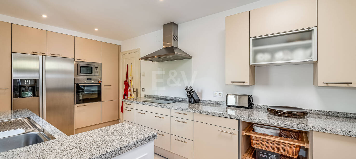 Corner Townhouse med avskilda terrasser och fängslande havsutsikt
