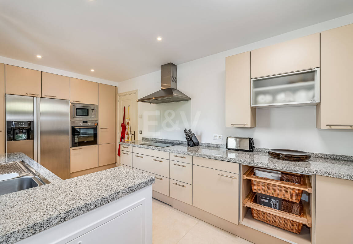 Élégante maison mitoyenne d'angle avec vue panoramique sur la mer et jardin privé