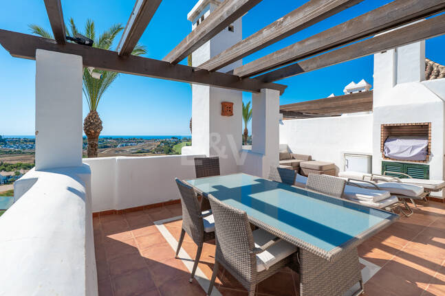 Élégante maison mitoyenne d'angle avec vue panoramique sur la mer et jardin privé