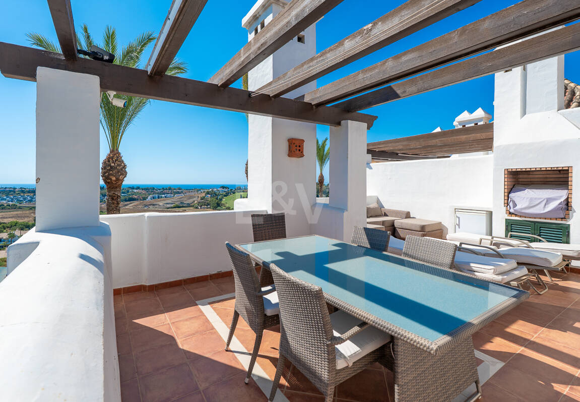 Élégante maison mitoyenne d'angle avec vue panoramique sur la mer et jardin privé