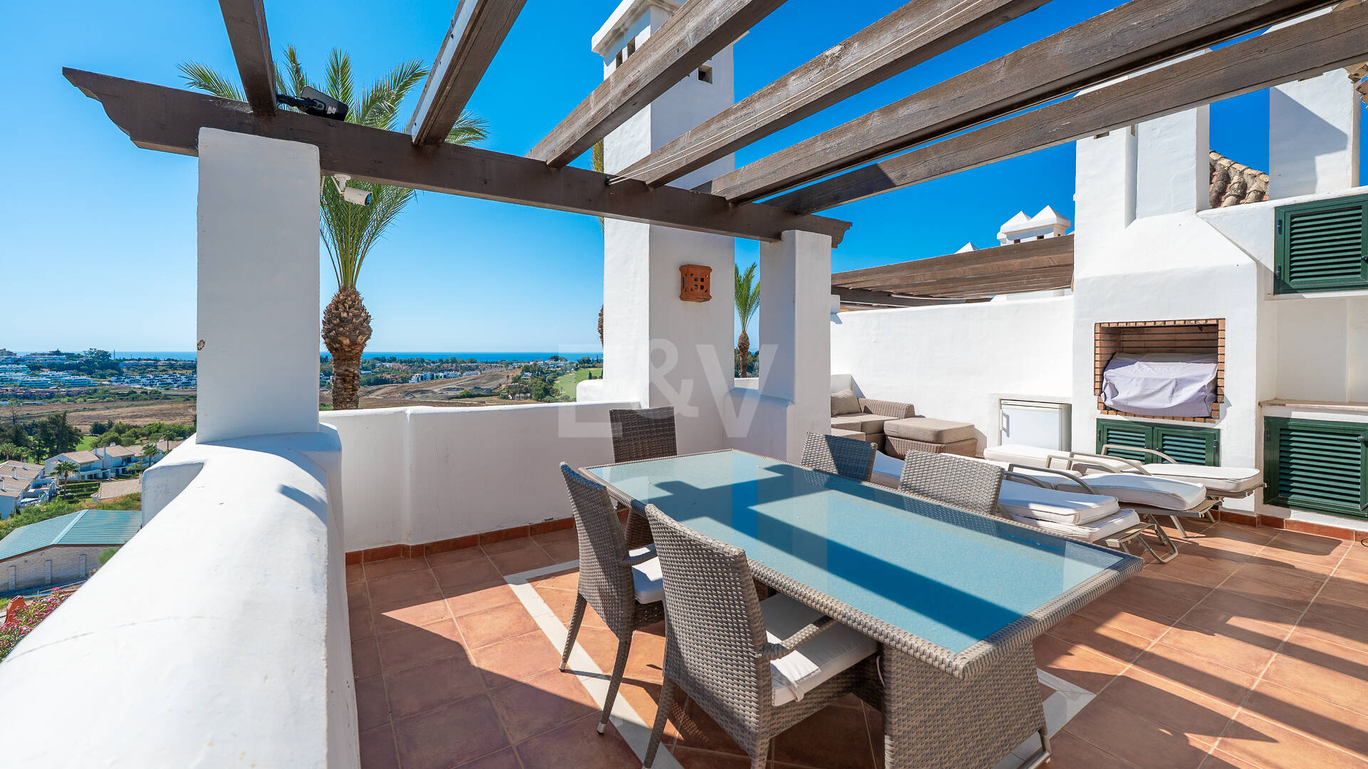 Élégante maison mitoyenne d'angle avec vue panoramique sur la mer et jardin privé