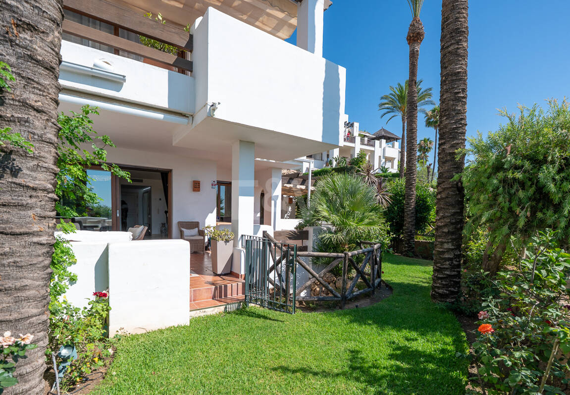 Élégante maison mitoyenne d'angle avec vue panoramique sur la mer et jardin privé