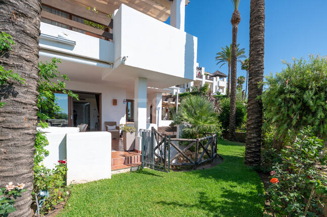 Élégante maison mitoyenne d'angle avec vue panoramique sur la mer et jardin privé