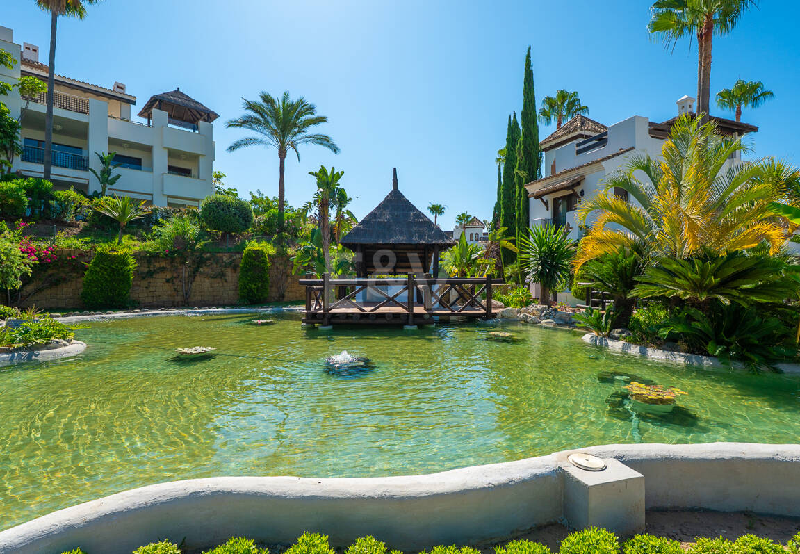 Élégante maison mitoyenne d'angle avec vue panoramique sur la mer et jardin privé