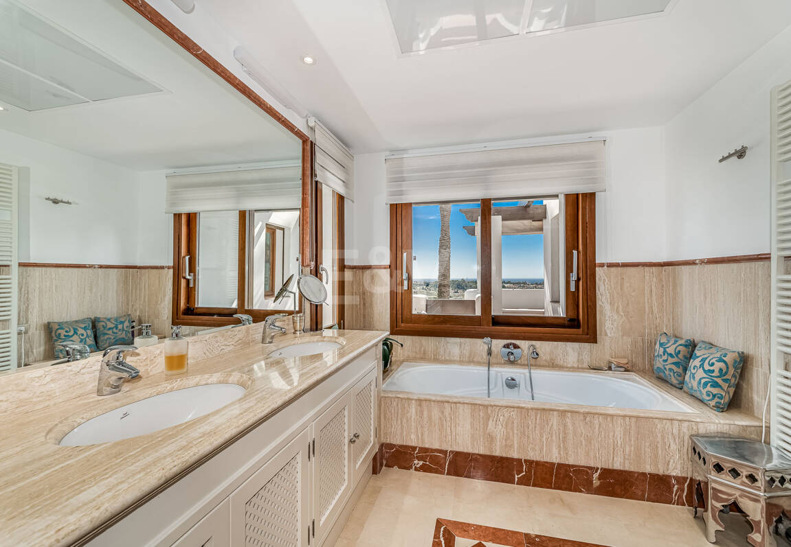 Élégante maison mitoyenne d'angle avec vue panoramique sur la mer et jardin privé