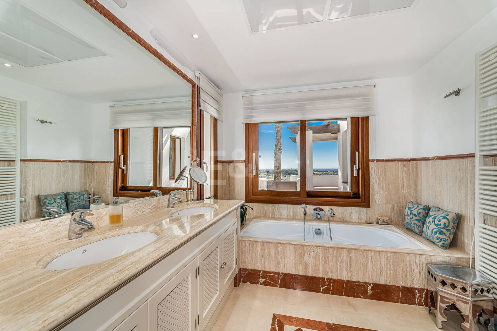 Élégante maison mitoyenne d'angle avec vue panoramique sur la mer et jardin privé