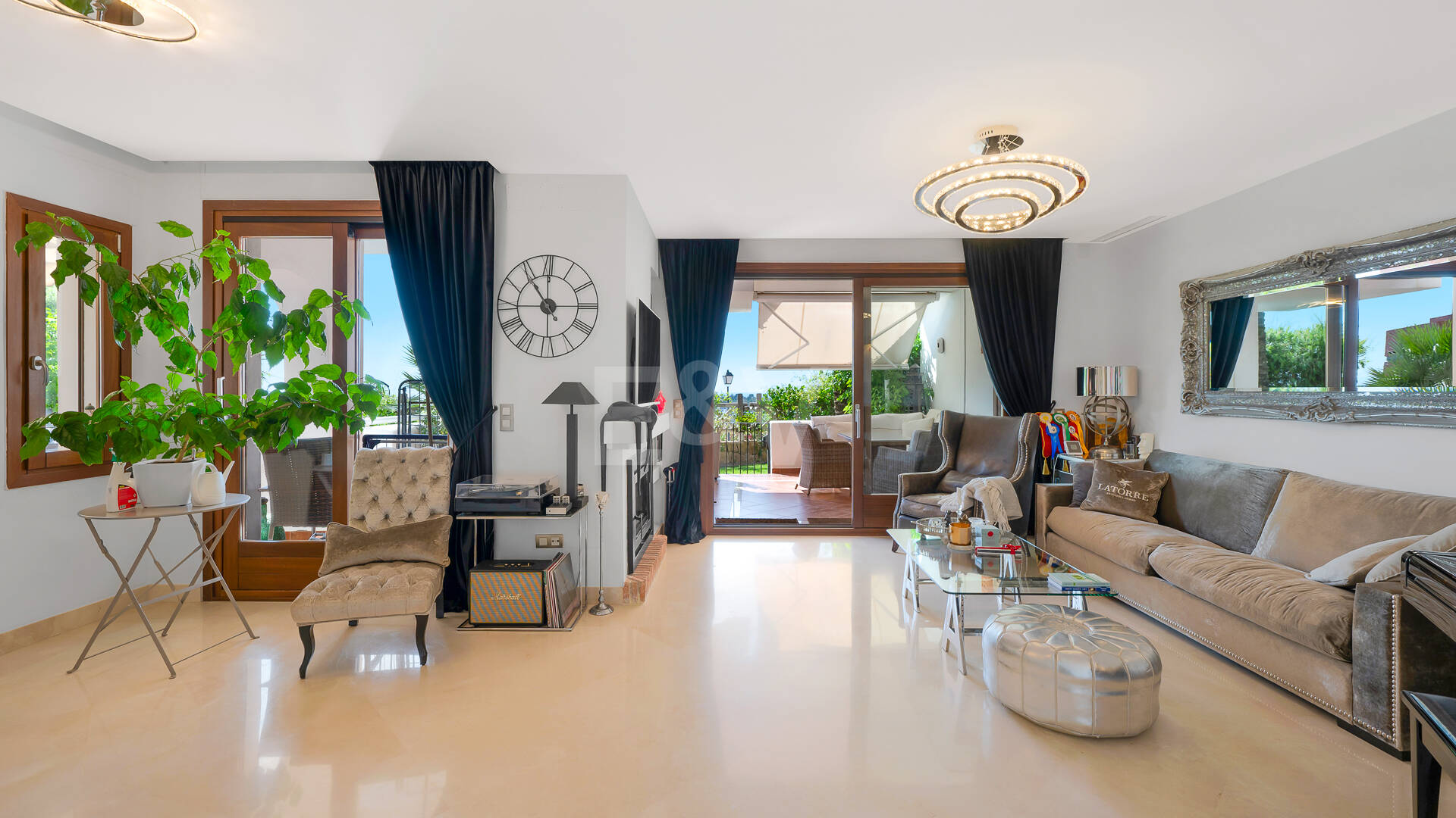 Élégante maison mitoyenne d'angle avec vue panoramique sur la mer et jardin privé