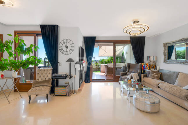 Élégante maison mitoyenne d'angle avec vue panoramique sur la mer et jardin privé