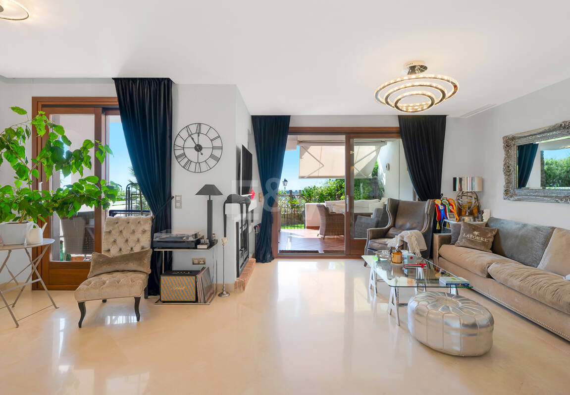 Élégante maison mitoyenne d'angle avec vue panoramique sur la mer et jardin privé