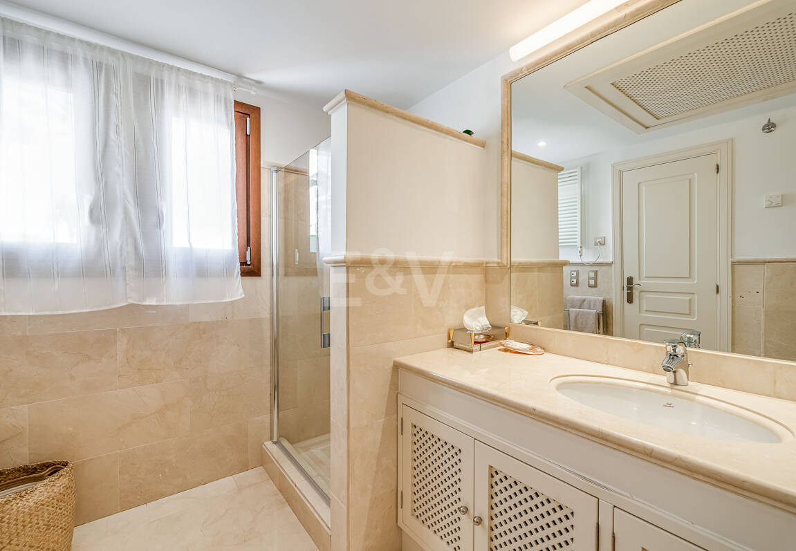 Élégante maison mitoyenne d'angle avec vue panoramique sur la mer et jardin privé