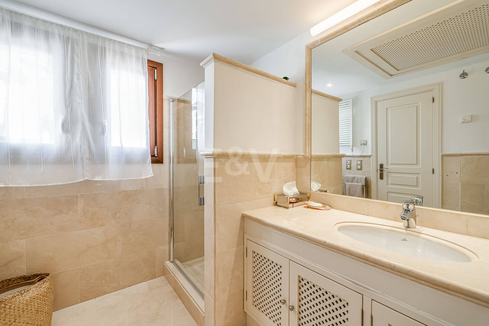 Élégante maison mitoyenne d'angle avec vue panoramique sur la mer et jardin privé